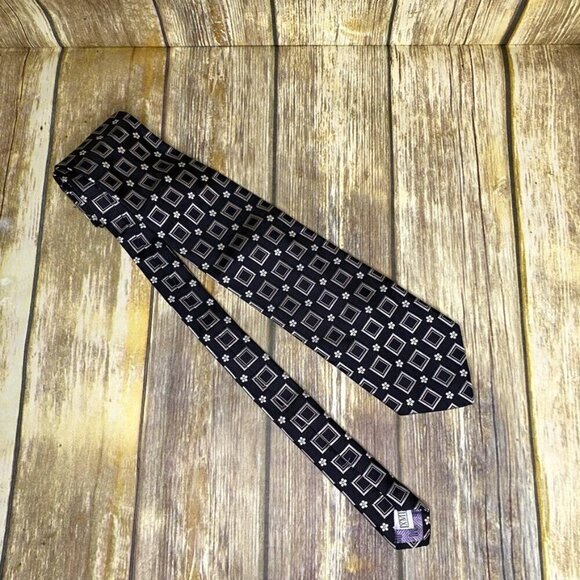 XMI 100% Silk Made in USA Geometric Daisy Print Black Neck Tie - Picture 1 of 4